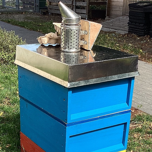 aufgebauter Bienenstock mit Smoker für die Bienenbearbeitung