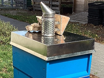 Ein in rot, blau und gelb angemalter Bienenstock