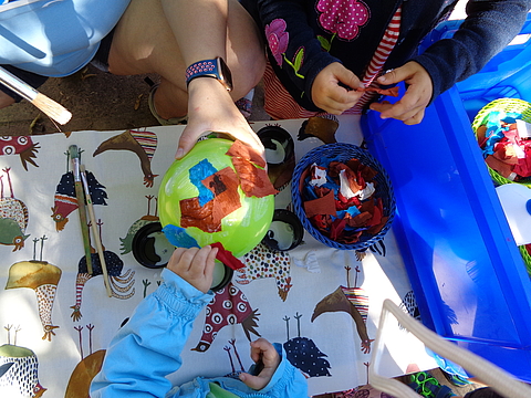 Ballon mit Krepppapier bekleben