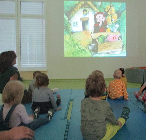 Kinder schauen einen Film