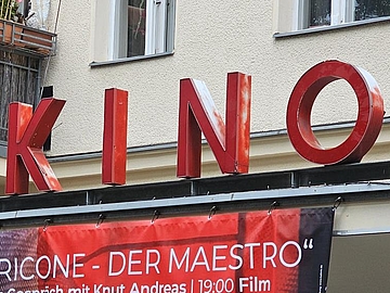 roter Schriftzug "Thalia" vom Kinoeingang
