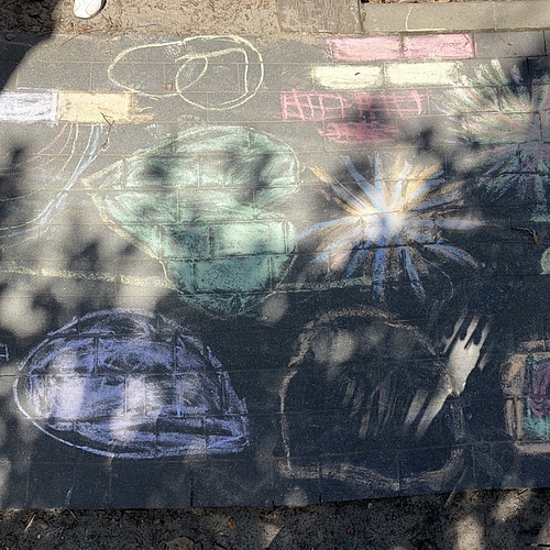 Mit bunter Kreide wurden Figuren und Bilder auf den Boden gemalt