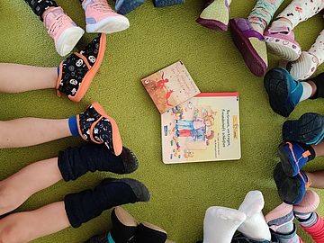 Kinderfüße im Kreis