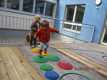 Kinder im Parcour